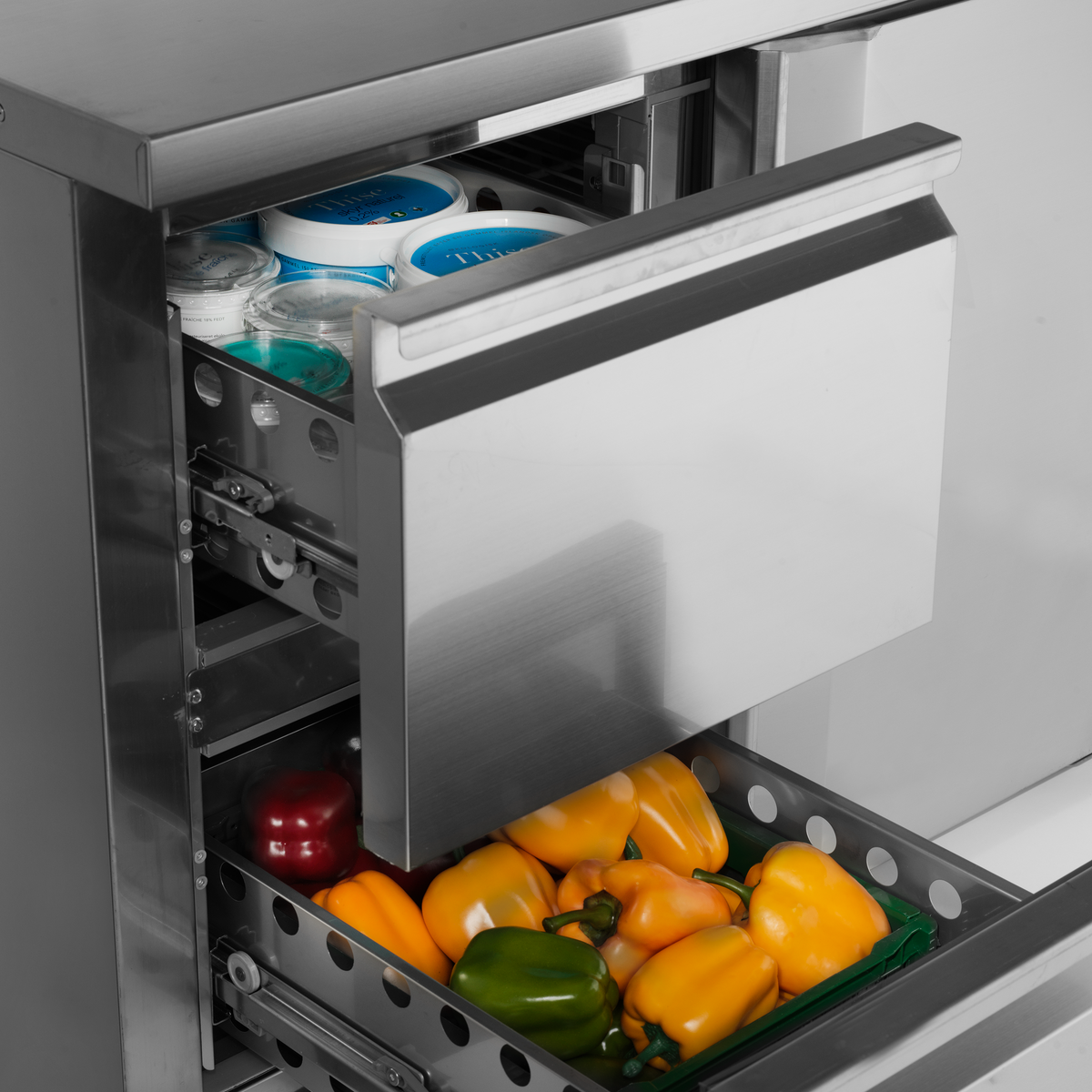 Detail van een TEFCOLD-koelwerkbank met gekoelde laden en verse ingrediënten.
